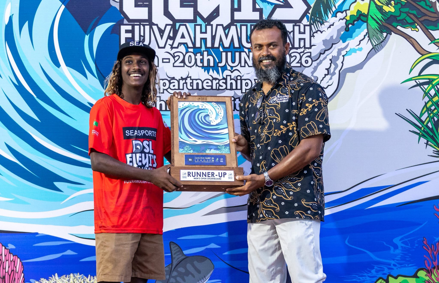 އިނާން، މެންސް އޯޕަން ބައިގެ ރަނަރަޕް ޓްރޮފީއާ ހަވާލުވަނީ.-- ފޮޓޯ: ސްޕޯޓްސް މިނިސްޓްރީ