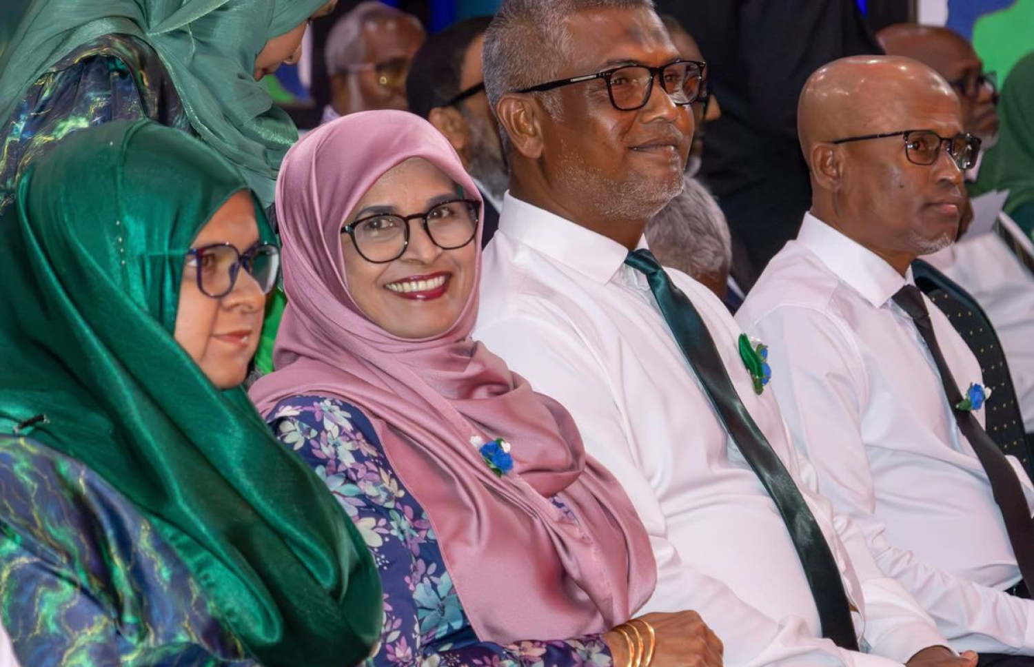 ދ. އަތޮޅު ތައުލީމީ މަރުކަޒުގައި ބޭއްވި އިނާމުދިނުމުގެ ޖަލްސާގައި ޑރ. ޝާފިޔާ ބައިވެރިވަނީ-- ފޮޓޯ: ދ. އެޓޯލް އެޑިޔުކޭޝަން ސެންޓަރު