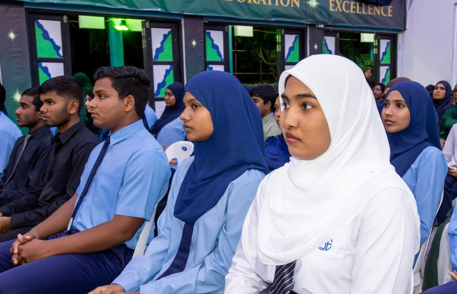 ދ. އަތޮޅު ތައުލީމީ މަރުކަޒުގައި ރޭ ބޭއްވި އިނާމުދިނުމުގެ ޖަލްސާގައި އެ ސްކޫލުގެ ދަރިވަރުން ބައިވެރިވަނީ-- ފޮޓޯ: ސްކޫލު