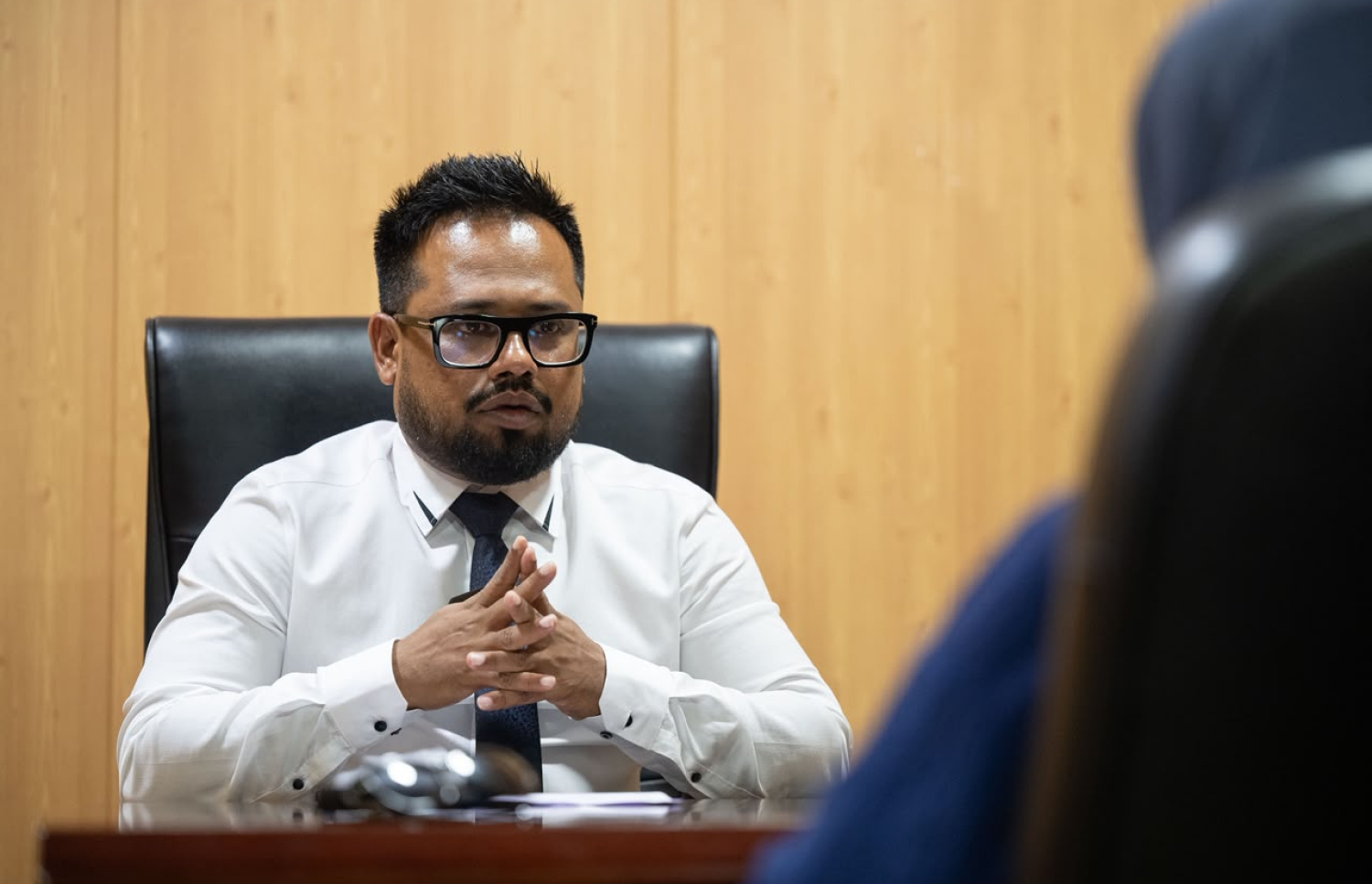 މިފްކޯގެ މެނޭޖިން ޑިރެކްޓަރު މުހައްމަދު އަނަސް "މިހާރު" އާ ވާހަކަދައްކަވަނީ. މެދުއިރުމަތީގެ ހަނގުރާމައާ ހެދި ކުންފުނީގެ އޮޕަރޭޝަނަލް ހަރަދުތައް ވަރަށް ބޮޑަށް އިތުރުވިކަމަށް އޭނާ ވިދާޅުވި -- ފޮޓޯ: ނިޝާން އަލީ / މިހާރު