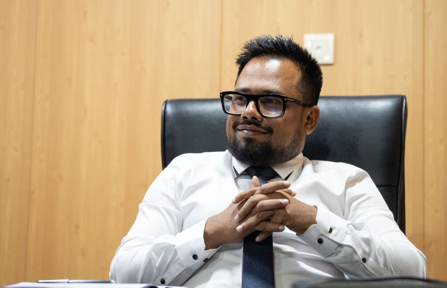 މިފްކޯގެ އާ މެނޭޖިން ޑިރެކްޓަރު އަނަސް "މިހާރު" އަށް އިންޓަވިއު ދެއްވަނީ: އޭނާ ވިދާޅުވީ، ކުންފުނީގެ ހިންގުން ޒަމާނީ ކުރުމަށްޓަކައި ބޮޑެތި ބަދަލުތަކެއް ގެނެސްފައިވާ ކަމަށް.--- ފޮޓޯ: ނިޝާން އަލީ| މިހާރު