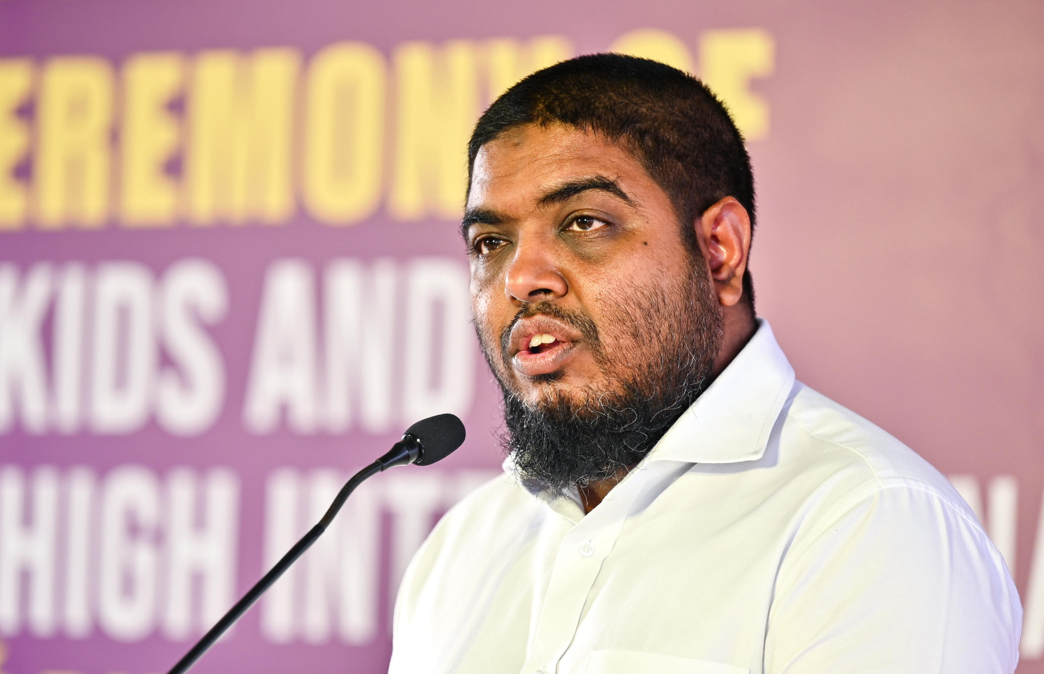 ހުޅުމާލެ ކެމްޕަހުގެ ބިންގާ އެޅުމުގެ ރަސްމިއްޔާތުގައި އެޑިއުކޭޝަން މިނިސްޓްރީގެ ސްޓޭޓް މިނިސްޓަރު ޑރ. އަހުމަދު ވާހަކަ ދައްކަވަނީ --- ފޮޓޯ/ފަޔާޒް މޫސާ | މިހާރު