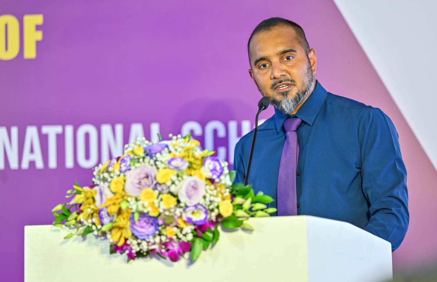 އާ ކެމްޕަސްގެ ބިންގާ އެޅުމަށް ބޭއްވި ރަސްމިއްޔާތުގައި އައިލެންޑާސް އެޑިއުކޭޝަންގެ އެގްޒެކެޓިވް ޑިރެކްޓަރު، އަހުމަދު އަދްލީ ރަޝީދު ވާހަކަ ދައްކަވަނީ --- ފޮޓޯ/ފަޔާޒް މޫސާ | މިހާރު