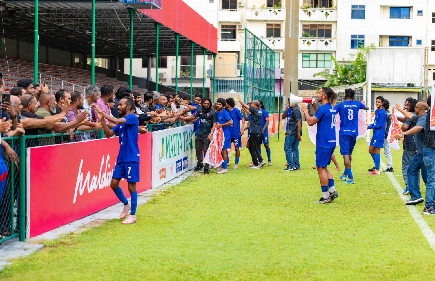 ޕްރިމިއާ ލީގު ޖާގައެއް ޔަގީން ކުރުމަށް ފަހު ގައްދޫ ކުޅުންތެރިންނާއި ސަޕޯޓަރުން އުފާފާޅުކުރަނީ.-- ފޮޓޯ: އެފްއޭއެމް