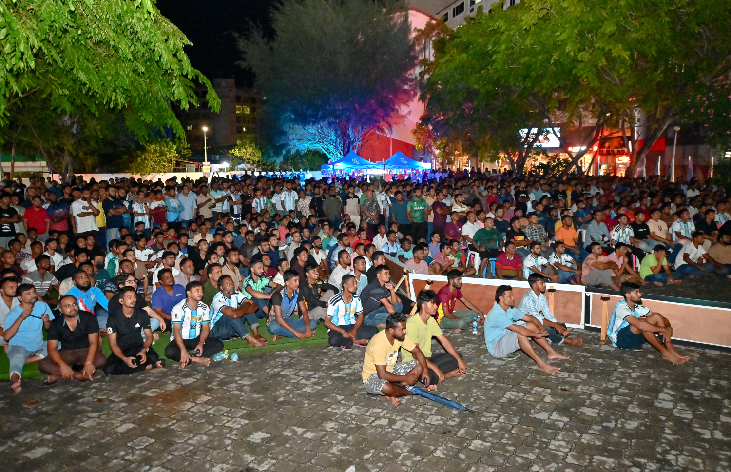 ބޮޑު ސްކްރީނުގައި އާޖެންޓީނާ އާ އޮސްޓްރިއާ ބައްދަލުކުރި މެޗު ބަލަން ގިނަބަޔަކު ސޯޝަލް ސެންޓަރަށް ޖަމާވެފަ -- ފޮޓޯ: ފަޔާޒު މޫސާ | މިހާރު