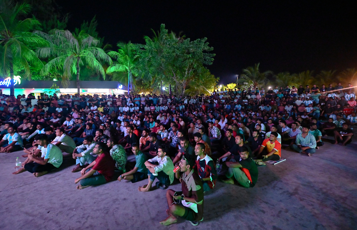 ބޮޑު ސްކްރީނުގައި އާޖެންޓީނާ އާ އޮސްޓްރިއާ ބައްދަލުކުރި މެޗު ބަލަން ގިނަބަޔަކު ޖަމާވެފަ -- ފޮޓޯ: ފަޔާޒު މޫސާ | މިހާރު