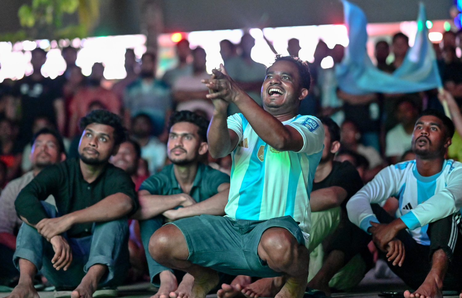 ބޮޑު ސްކްރީނުގައި އާޖެންޓީނާ އާ އޮސްޓްރިއާ ބައްދަލުކުރި މެޗު ބަލަން ގިނަބަޔަކު ޖަމާވެފަ -- ފޮޓޯ: ފަޔާޒު މޫސާ | މިހާރު