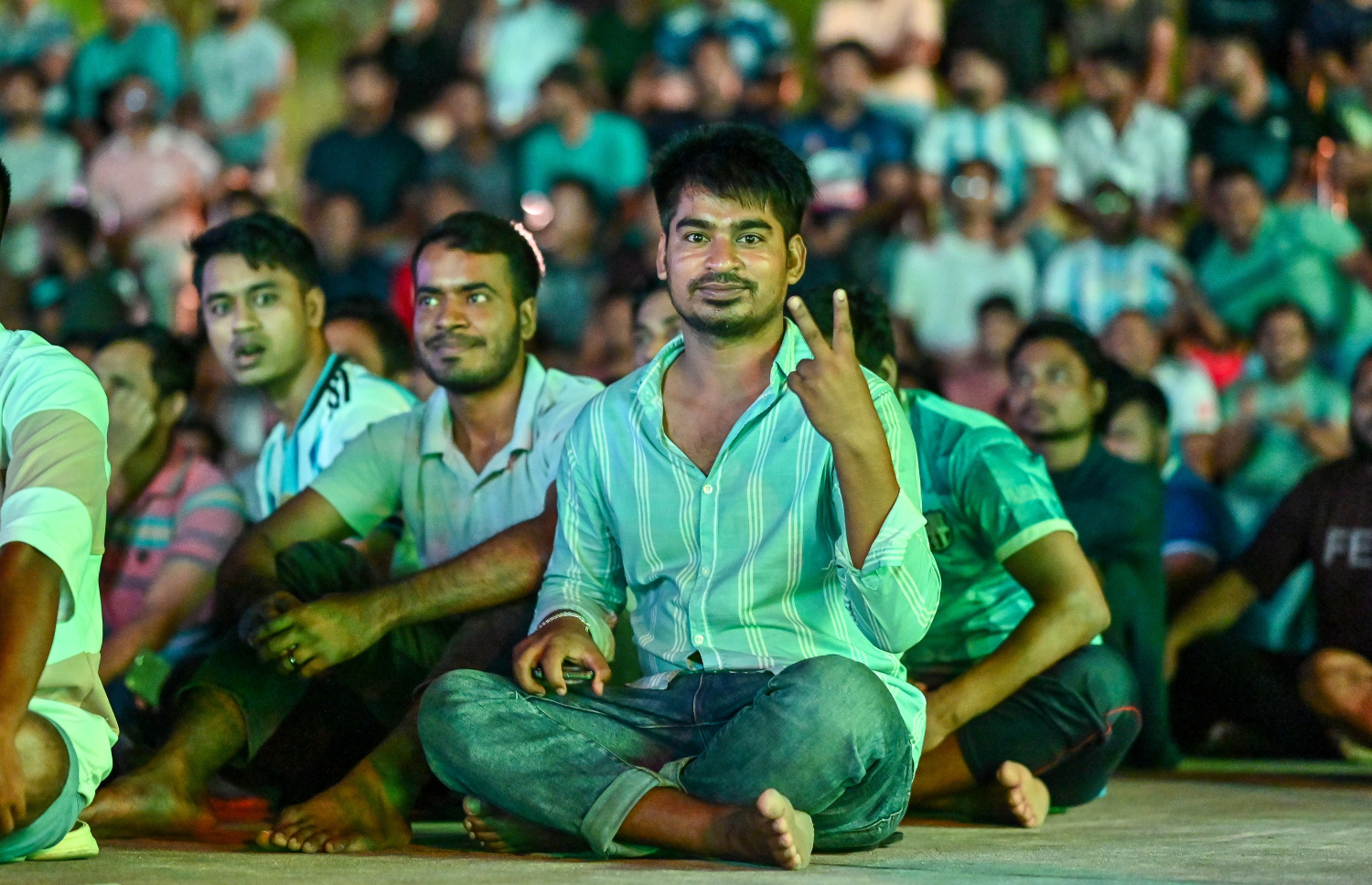 ބޮޑު ސްކްރީނުގައި އާޖެންޓީނާ އާ އޮސްޓްރިއާ ބައްދަލުކުރި މެޗު ބަލަން ގިނަބަޔަކު ޖަމާވެފަ -- ފޮޓޯ: ފަޔާޒު މޫސާ | މިހާރު