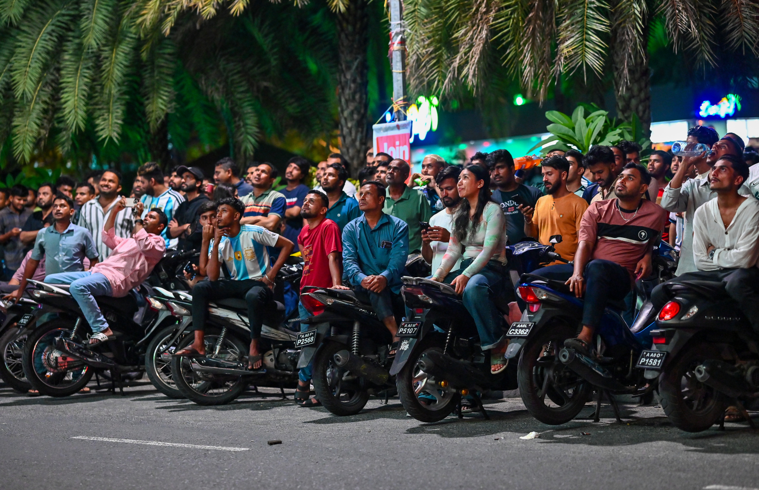 ބޮޑު ސްކްރީނުގައި އާޖެންޓީނާ އާ އޮސްޓްރިއާ ބައްދަލުކުރި މެޗު ބަލަން ގިނަބަޔަކު ޖަމާވެފަ -- ފޮޓޯ: ފަޔާޒު މޫސާ | މިހާރު