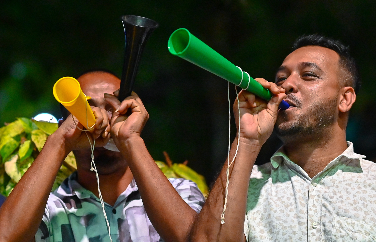 އާޖެންޓީނާ އާ އޮސްޓްރިއާ ބައްދަލުކުރި މެޗު ބަލަން ބީޗު ސަރަހައްދަށް ޖަމާވި ބައެއް މީހުން ތާޅަފިލި ފުމެނީ -- ފޮޓޯ: ފަޔާޒު މޫސާ | މިހާރު