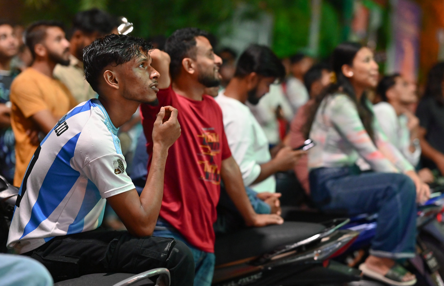 ބޮޑު ސްކްރީނުގައި އާޖެންޓީނާ އާ އޮސްޓްރިއާ ބައްދަލުކުރި މެޗު ބަލަން ގިނަބަޔަކު ޖަމާވެފަ -- ފޮޓޯ: ފަޔާޒު މޫސާ | މިހާރު