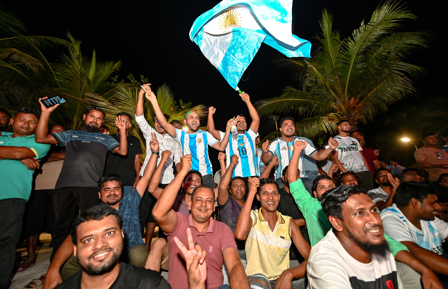 އާޓިފިޝަލް ބީޗު ސަރަހައްދުގައި ބޮޑު ސްކްރީނުގައި އާޖެންޓީނާ އާ އޮސްޓްރިއާ ބައްދަލުކުރި މެޗު ބަލަން ގިނަބަޔަކު ޖަމާވެފަ  -- ފޮޓޯ: ފަޔާޒު މޫސާ | މިހާރު