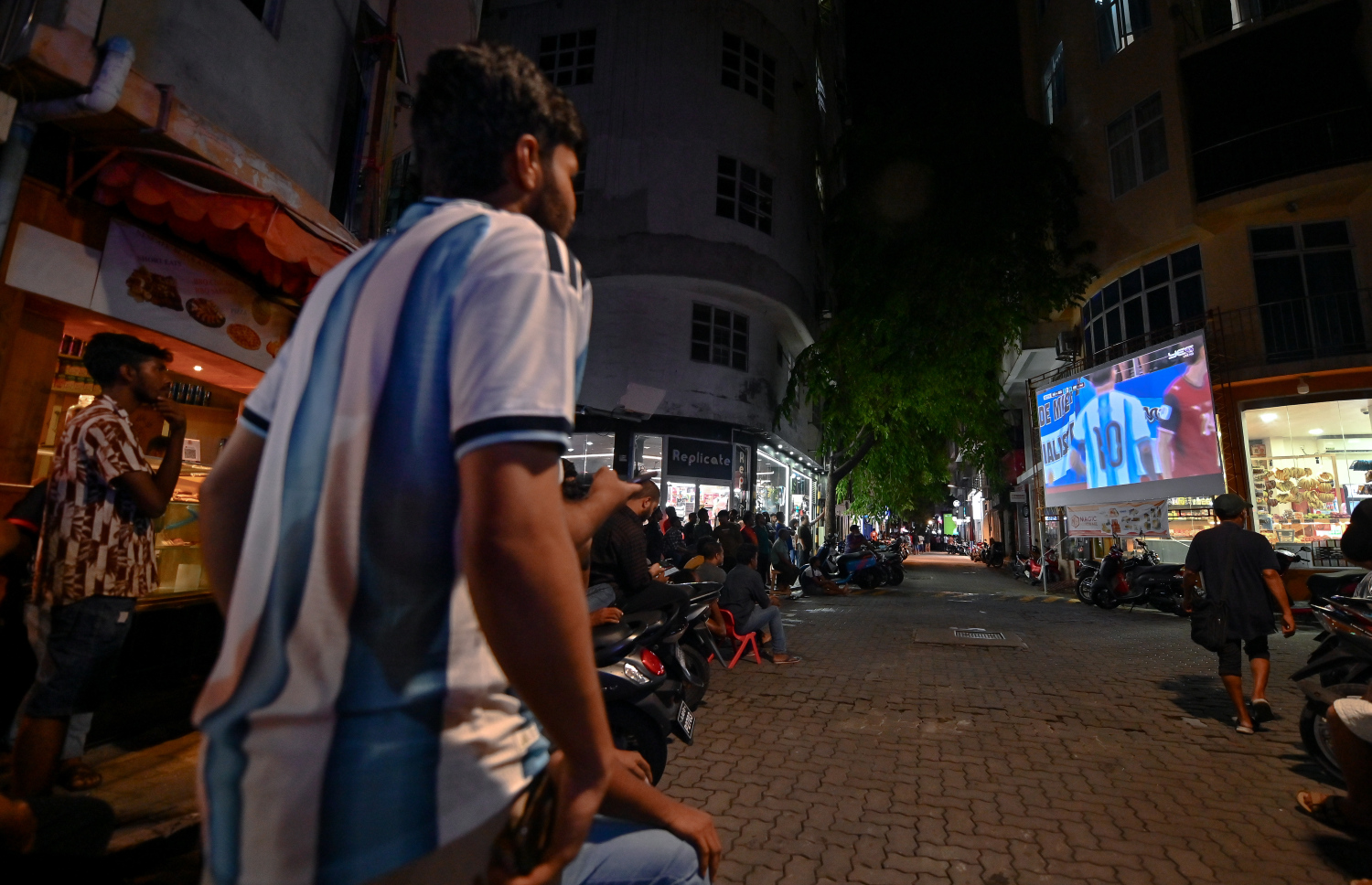 މަގުމަތީގައި ސްކްރީން ބަހައްޓައިގެން އާޖެންޓީނާ އާ އޮސްޓްރިއާ ބައްދަލުކުރި މެޗު ބަޔަކު ބަލަނީ  -- ފޮޓޯ: ފަޔާޒު މޫސާ | މިހާރު