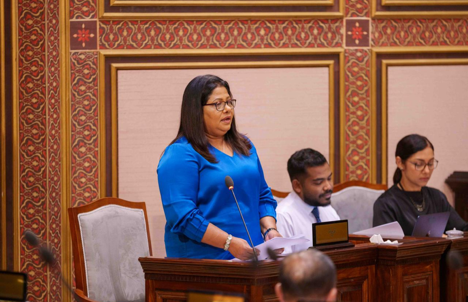 މަޖިލީހުގައި މެމްބަރުންގެ ސުވާލުތަކަށް ހެލްތު މިނިސްޓަރު ގީލާ އަލީ ޖަވާބު ދެއްވަނީ-- ފޮޓޯ: މަޖިލިސް