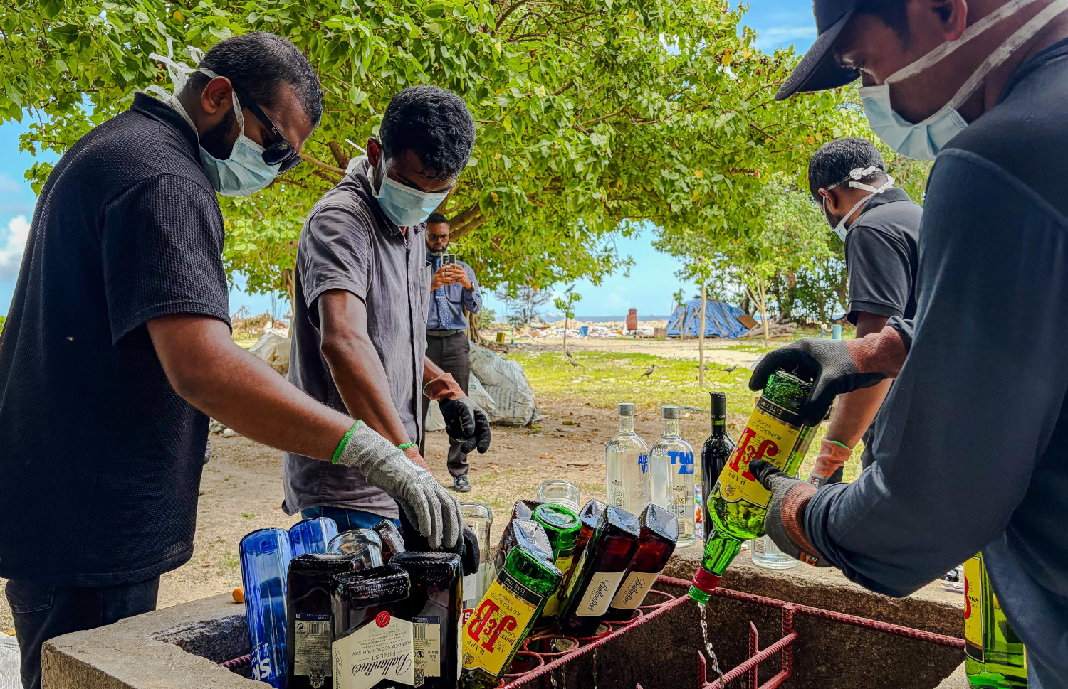 ފުލުހުންގެ ބެލުމުގެ ދަށުގައި ހުރި ގިނަ އަދަދެއްގެ ބަނގުރާ ފުޅިތައް ފުލުހުން ނައްތާލުމުގެ މަސައްކަތް ކުރަނީ --- ފޮޓޯ: ފަޔާޒު މޫސާ | މިހާރު