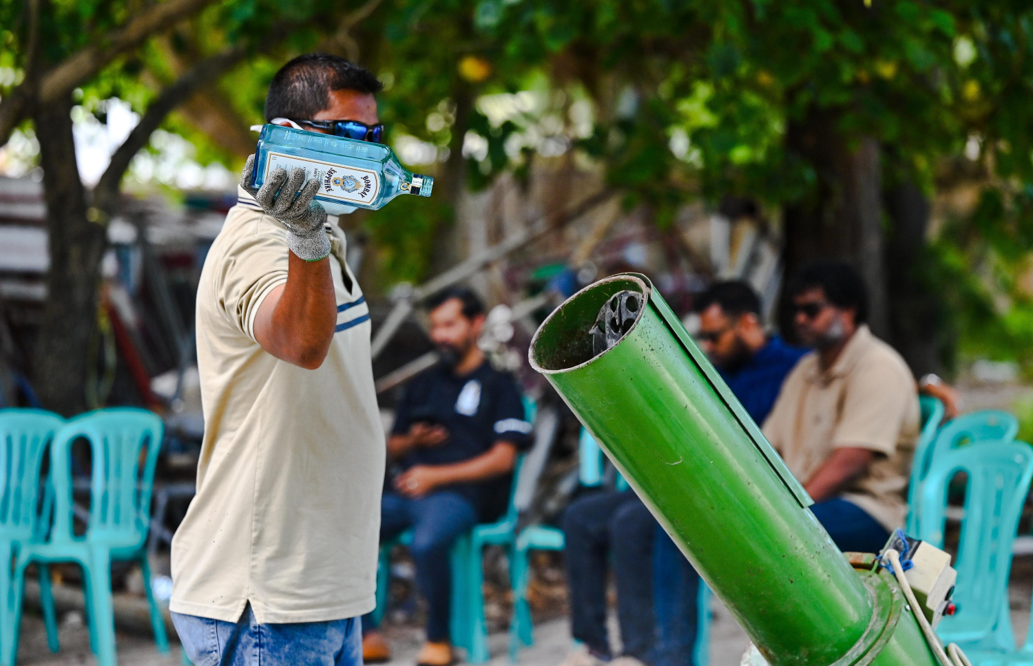 ފުލުހުންގެ ބެލުމުގެ ދަށުގައި ހުރި ގިނަ އަދަދެއްގެ ބަނގުރާ ދޫނިދޫގައި ނައްތާލުމަށްޓަކައި ބަނގުރާ ފުޅިތައް ބިއްލޫރި ފުނޑުކުރާ މެޝިނަށް އަޅަނީ --- ފޮޓޯ: ފަޔާޒު މޫސާ | މިހާރު