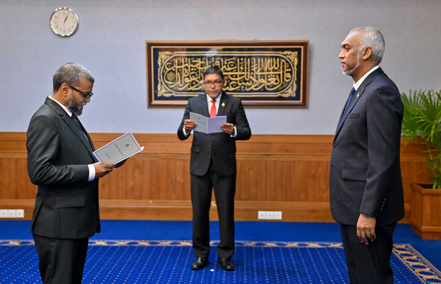 ރައީސް ޑރ. މުހައްމަދު މުއިއްޒު، އީސީގެ މެމްބަރު ކަމަށް މުހައްމަދު ޝަކީލް އައްޔަންކުރެއްވުމުގެ ރަސްމިއްޔާތު.-- ފޮޓޯ: ރައީސް އޮފީސް