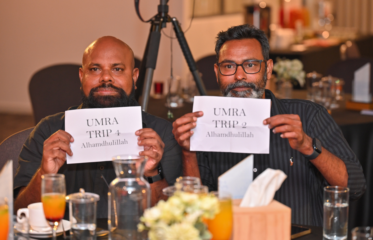 އުމްރާ ދަތުރު ލިބުނު މިހާރުގެ ދެ އެޑިޓަރުންކަމަށްވާ އިސްމާއިލް ނަސީރާއި އަހުމަދު ހަމްދޫން.--- ފޮޓޯ: މިހާރު