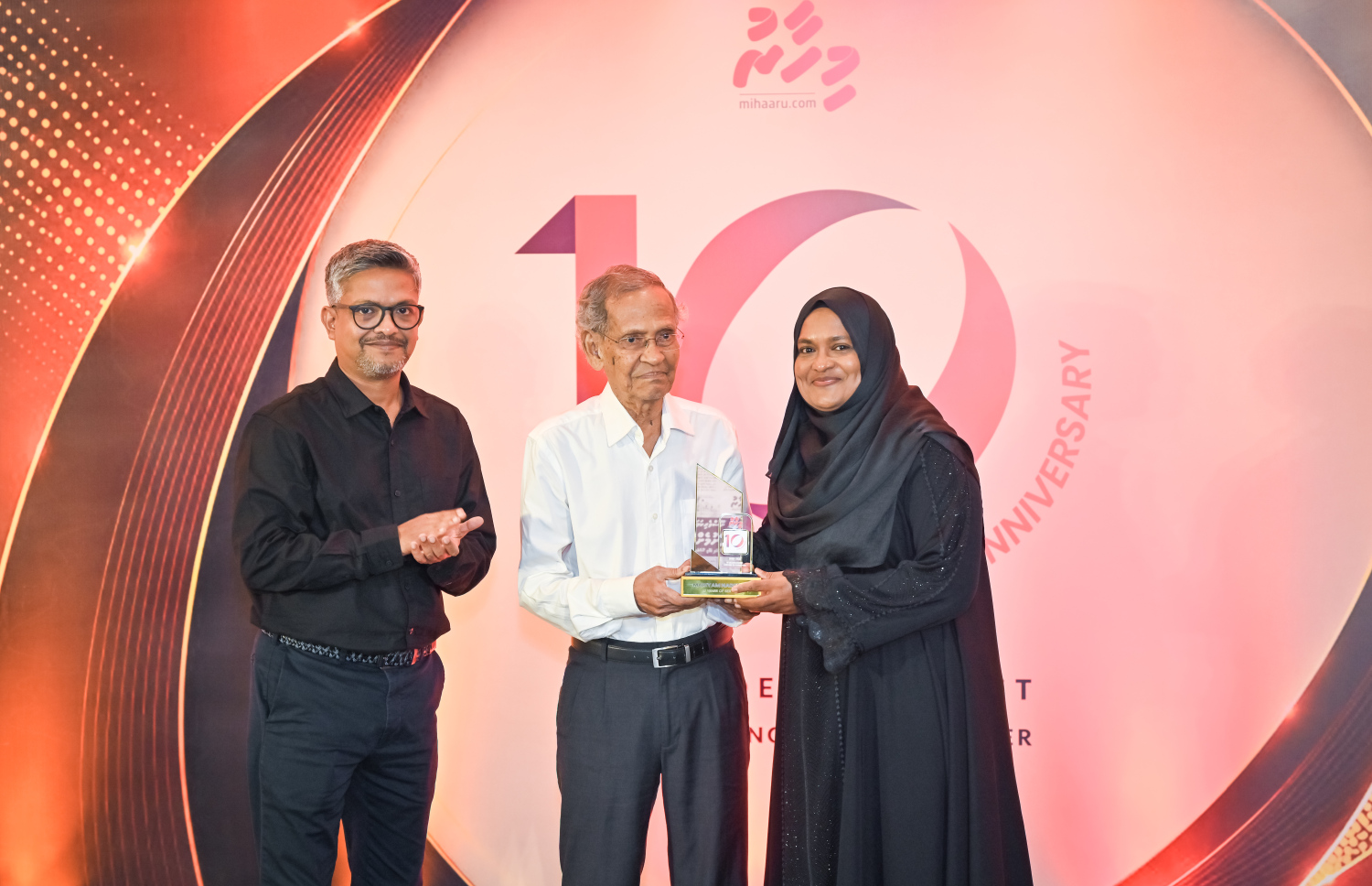 "މިހާރު" ނޫހުގައި 10 އަހަރު މަސައްކަތް ކުރި އެޑްމިން/އެޗްއާރު މެނޭޖަރު މަރިޔަމް ނަދީމާއަށް "ހަވީރު"ގެ ޗެއާމަން ޑރ. މުހައްމަދު ޒާހިރު ހުސެއިން ހަނދާނީ ފިލާ ދެއްވަނީ -- ފޮޓޯ: މިހާރު