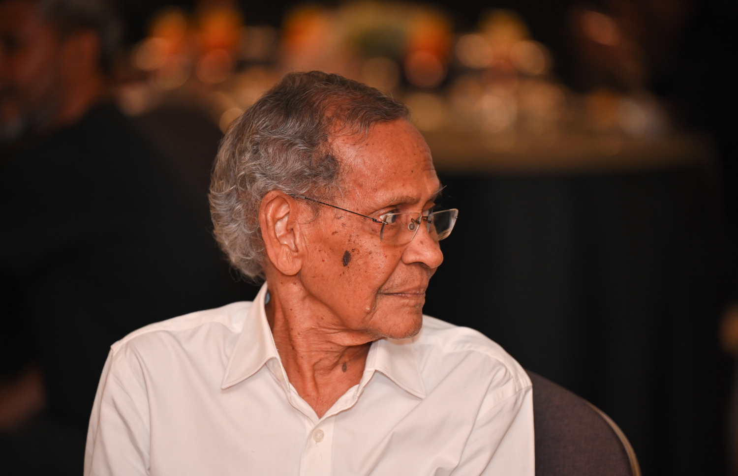 "ހަވީރު"ގެ ޗެއާމަން ޑރ. މުހައްމަދު ޒާހިރު ހުސެއިން "މިހާރު" ނޫހުގެ 10 ވަނަ އަހަރީ ދުވަސް ފާހަގަކުރުމަށް ބޭއްވި ހަފްލާގައި ބައިވެރިވެވަޑައިގަންނަވަނީ -- ފޮޓޯ: މިހާރު
