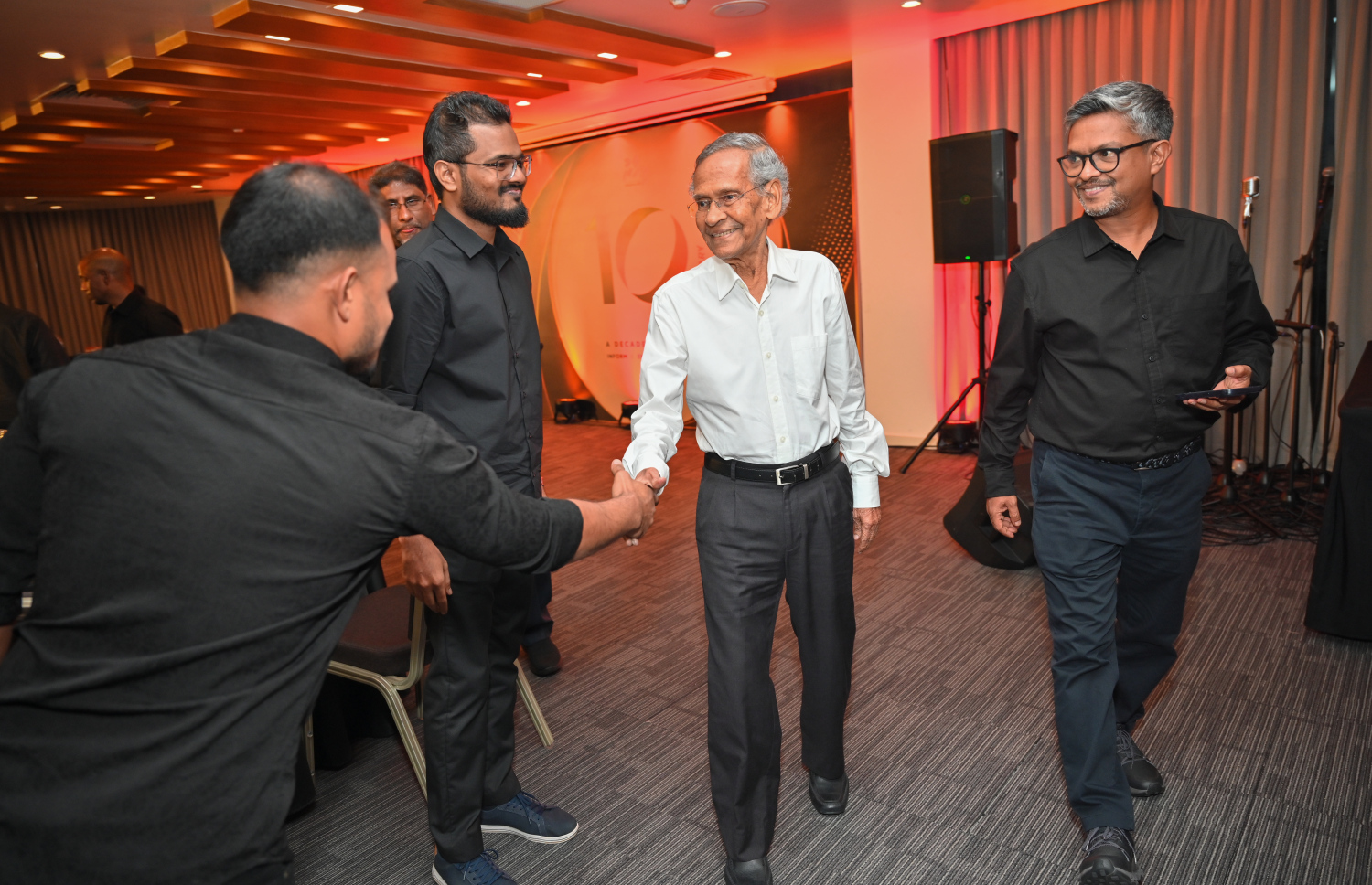 "މިހާރު" ނޫހުގެ 10 ވަނަ އަހަރީ ދުވަސް ފާހަގަކުރަން ބޭއްވި ހަފްލާގައި "ހަވީރު"ގެ ޗެއާމާން ޒާހިރު ހުސެއިން މުވައްޒަފުންނާ ސަލާންކުރައްވަނީ -- ފޮޓޯ: މިހާރު