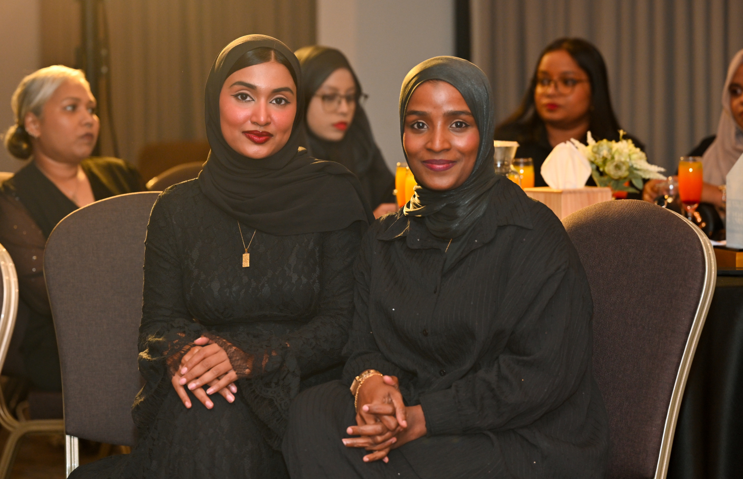 "މިހާރު" ނޫހުގެ 10 ވަނަ އަހަރީ ދުވަސް ފާހަގަކުރުމަށް ބޭއްވި ހަފްލާގައި ސަބް އެޑިޓަރު ފާތިމަތު ޝަނާ މުހައްމަދު އަދި ނޫސްވެރިޔާ އައިޝަތު ޖަޒްލީ -- ފޮޓޯ: މިހާރު