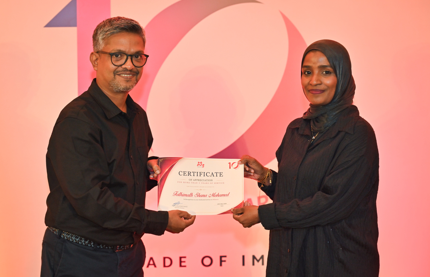 "މިހާރު" ނޫހުގައި 5 އަހަރަށް ވުރެ ގިނަ ދުވަހު މަސައްކަތްކުރި ސަބް އެޑިޓަރު ފާތިމަތު ޝަނާ މުހައްމަދުއަށް އެގްޒެކެޓިވް ޑައިރެކްޓަރު ވާއިލް ޒާހިރު ހުސައިން ހަނދާނީ ލިޔުން ދެއްވަނީ -- ފޮޓޯ: މިހާރު