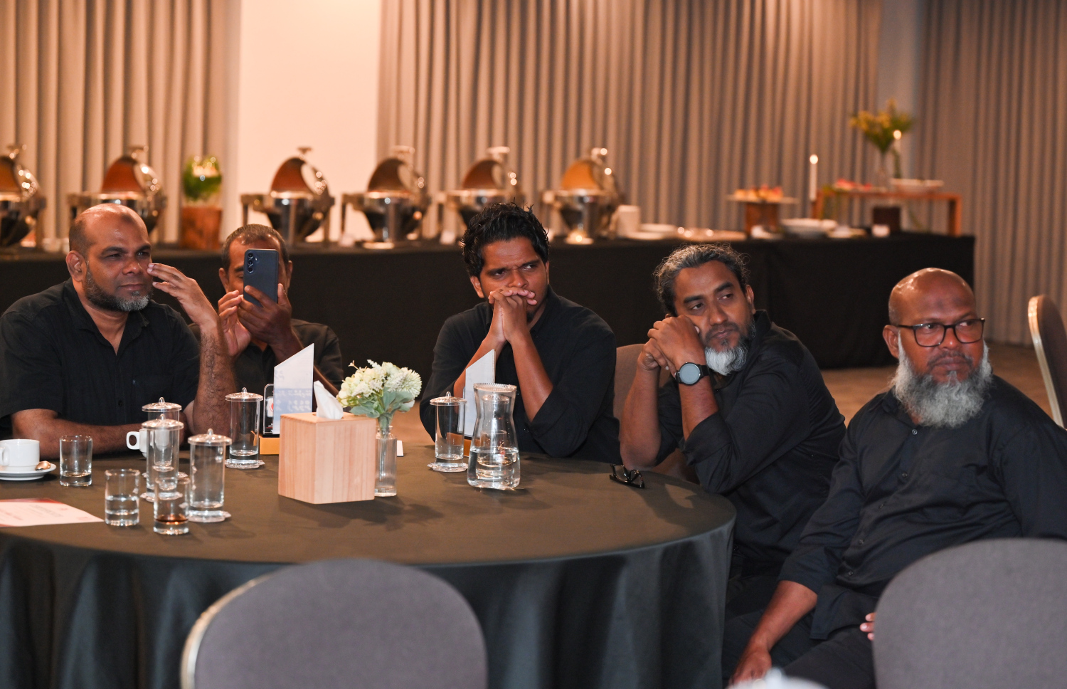 "މިހާރު" ނޫހުގެ 10 ވަނަ އަހަރީ ދުވަސް ފާހަގަކުރުމަށް ބޭއްވި ހަފްލާގައި މި ނޫހުގެ ބައެއް މުވައްޒަފުން ބައިވެރިވަނީ: މި ހަފްލާގައި ގުރުއަތުން ހޮވުނު މުވައްޒަފުންނަށް ބައެއް ސްޕޮންސަރުންގެ އެހީތެރިކަމާ އެކު އިނާމުތައް ދީފައިވޭ -- ފޮޓޯ: މިހާރު