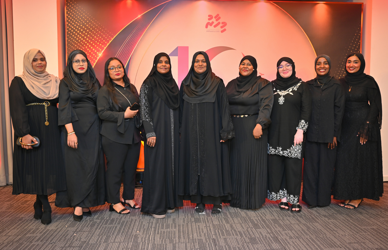 "މިހާރު" ނޫހުގެ 10 ވަނަ އަހަރީ ދުވަސް ފާހަގަކުރަން ބޭއްވި ހަފުލާގައި މި ނޫހުގައި މަސައްކަތްކުރާ އަންހެން މުވައްޒަފުން އެކުގައި ފޮޓޯއެއް ނަގަނީ -- ފޮޓޯ: މިހާރު