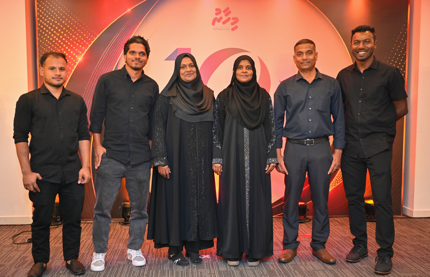 "މިހާރު" ނޫހުގެ 10 ވަނަ އަހަރީ ދުވަސް ފާހަގަކުރަން ބޭއްވި ހަފުލާގައި މި ނޫހުގެ އެޑްމިން މުވައްޒަފުން އެކުގައި ފޮޓޯއެއް ނަގަނީ -- ފޮޓޯ: މިހާރު