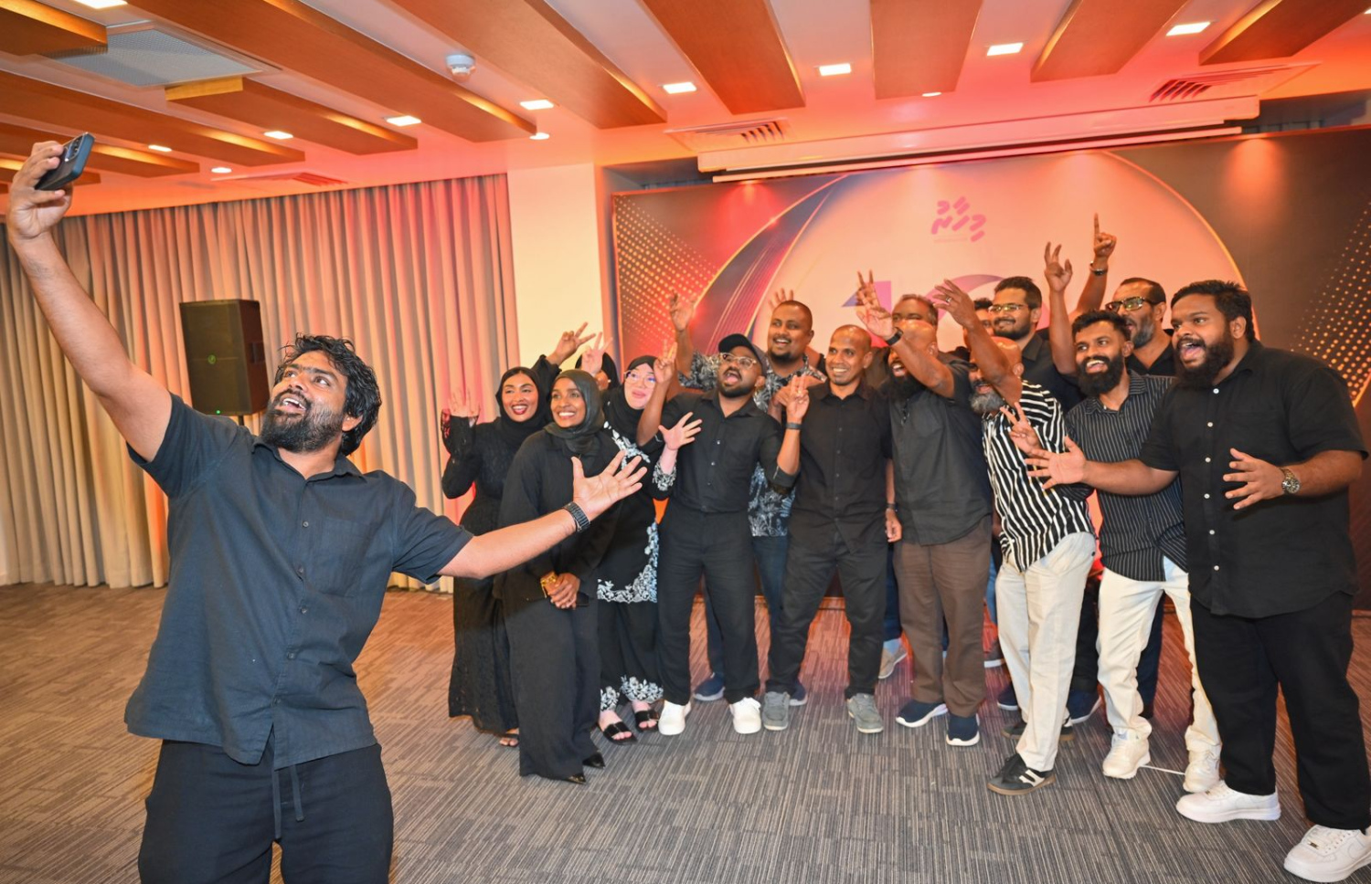 "މިހާރު" ނޫހުގެ 10 ވަނަ އަހަރީ ދުވަސް ފާހަގަކުރަން ބޭއްވި ހަފުލާގައި މި ނޫހުގެ ނޫސްވެރިން ސެލްފީއެއް ނަގަނީ -- ފޮޓޯ: މިހާރު
