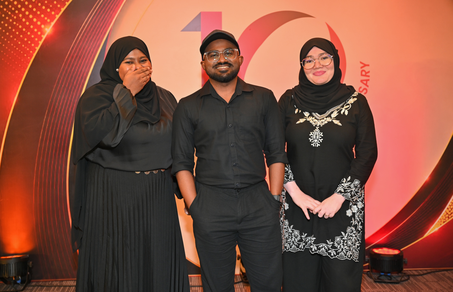 "މިހާރު" ނޫހުގެ 10 ވަނަ އަހަރީ ދުވަސް ފާހަގަކުރަން ބޭއްވި ހަފުލާގައި މި ނޫހުގެ ނޫސްވެރިން ކަމަށްވާ މާއިދާ މުހައްމަދު ރަޝާދު އާއި އިފްރާޒް އަލީ އަދި ފާތިމަތު އަޖުފާން އެކުގައި ފޮޓޯއެއް ނަގަނީ -- ފޮޓޯ: މިހާރު