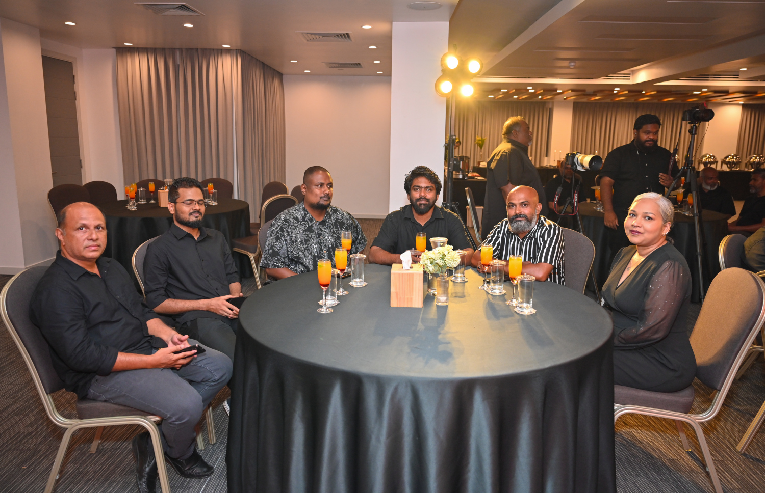 "މިހާރު" ނޫހުގެ 10 ވަނަ އަހަރީ ދުވަސް ފާހަގަކުރުމަށް ބޭއްވި ހަފްލާގައި ދި އެޑިޝަންގެ އެޑިޓަރު މާރިޔަތު މުހައްމަދު، ފޮޓޯގްރާފަރުން ކަމަށްވާ ފަޔާޒު މޫސާ އާއި ނިޝާން އަލީ، ސްޕޯޓްސް އެޑިޓަރު މުހައްމަދު ހަމްދޫން، މެނޭޖިން އެޑިޓަރު މުއިއްޒު އިބްރާހިމް އަދި އިތުރު މުވައްޒަފެއް ކަމަށްވާ އިބްރާހިމް ޖަމާލް -- ފޮޓޯ: މިހާރު