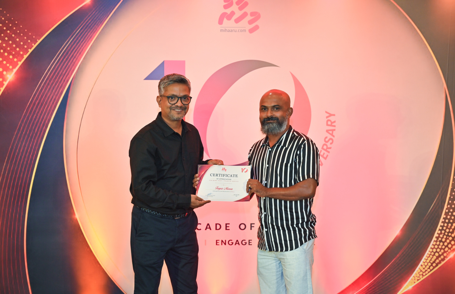 "މިހާރު" ނޫހުގައި 5 އަހަރަށް ވުރެ ގިނަ ދުވަހު މަސައްކަތްކުރި ފޮޓޯގްރާފަރު ފަޔާޒު މޫސާއަށް، އެގްޒެކެޓިވް ޑައިރެކްޓަރު ވާއިލް ޒާހިރު ހުސައިން ހަނދާނީ ލިޔުން ދެއްވަނީ -- ފޮޓޯ: މިހާރު