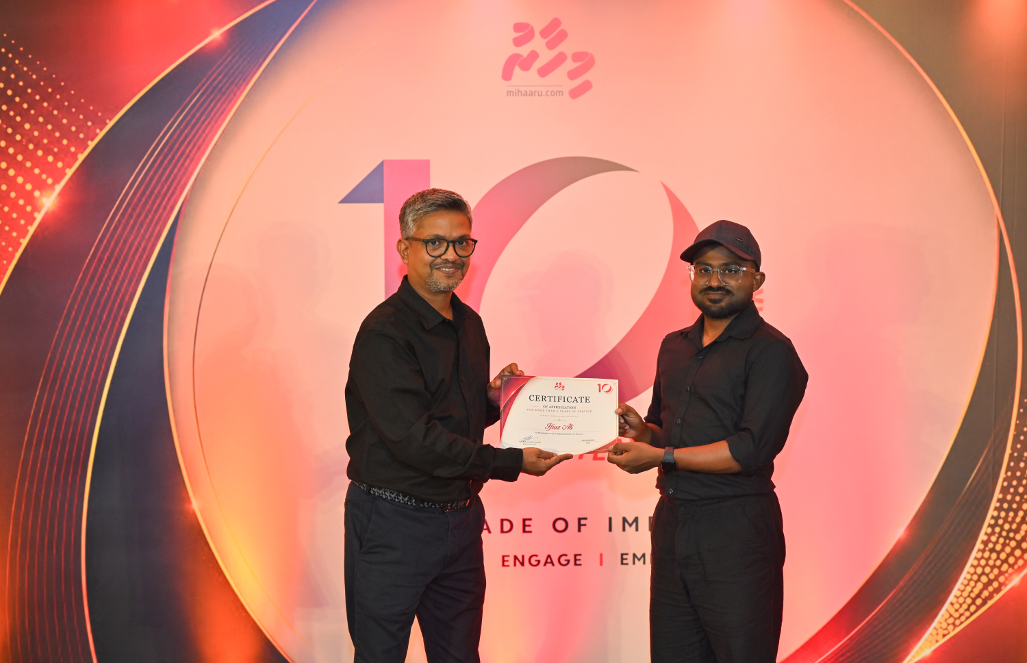 "މިހާރު" ނޫހުގައި 5 އަހަރަށް ވުރެ ގިނަ ދުވަހު މަސައްކަތްކުރި ނޫސްވެރިޔާ އިފްރާޒު އަލީއަށް، އެގްޒެކެޓިވް ޑައިރެކްޓަރު ވާއިލް ޒާހިރު ހުސައިން ހަނދާނީ ލިޔުން ދެއްވަނީ -- ފޮޓޯ: މިހާރު