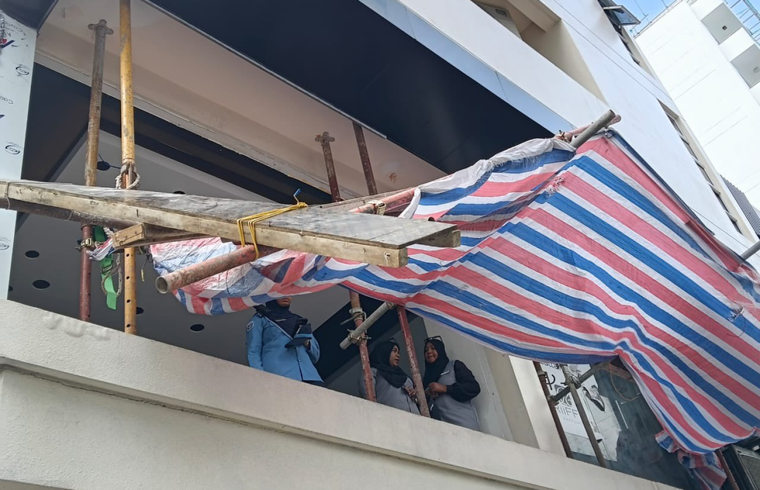 މިދިޔަ ހޮނިހިރު ދުވަހު ދެ ބިދޭސީއަކު ވެއްޓުނު އިމާރާތުގައި މާލެ ސިޓީ ކައުންސިލްގެ މުވައްޒަފުންނާއި ފުލުހުން ހަރަކާތްރެރިވަނީ-- ފޮޓޯ: މާލެ ސިޓީ ކައުންސިލް