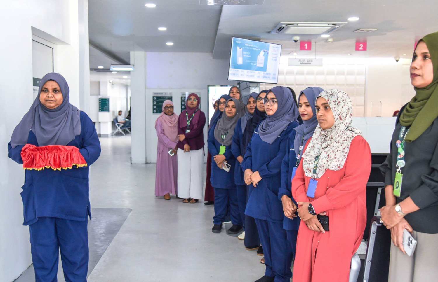 ހުޅުމާލެ ހޮސްޕިޓަލުގައި "އައުޓްޕޭޝަންޓް ނާސިންގް ސާވިސަސް" ފެށުމަށް އިއްޔެ ބޭއްވި ރަސްމިއްޔާތުގައި އެ ތަނުގެ ވެރިންނާއި ނަރުހުން ބައިވެރިވަނީ -- ފޮޓޯ: ހުުޅުމާލެ ހޮސްޕިޓަލް