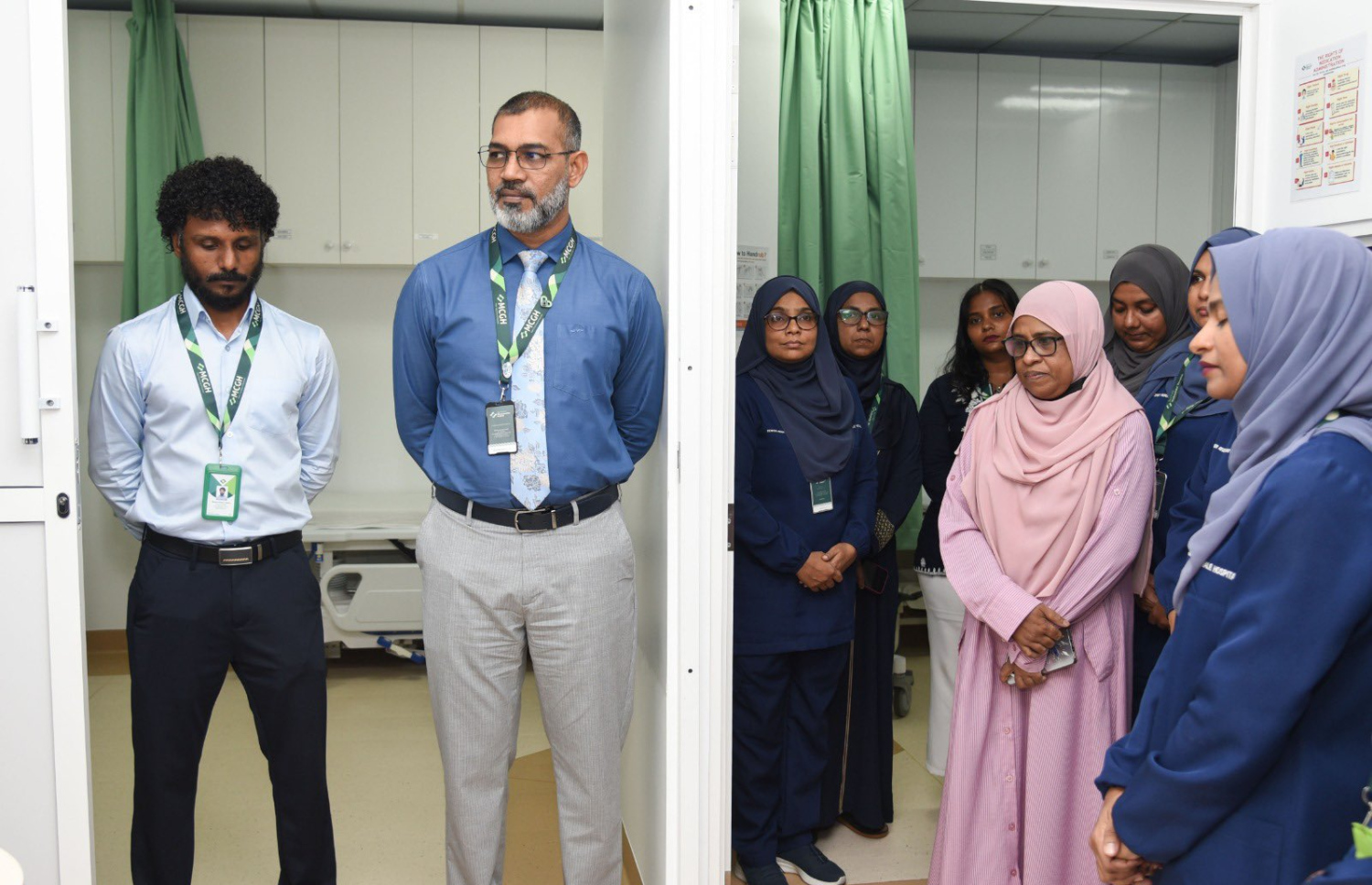 ހުޅުމާލެ ހޮސްޕިޓަލުގައި "އައުޓްޕޭޝަންޓް ނާސިންގް ސާވިސަސް" ފެށުމަށް އިއްޔެ ބޭއްވި ރަސްމިއްޔާތުގައި އެ ތަނުގެ ވެރިންނާއި ނަރުހުންގެ އިތުރުން މާލެ ސިޓީ ގްރޫޕް އޮފް ހޮސްޕިޓަލްސްގެ ސީއީއޯ އިބްރާހިމް އަބްދުއްރައްޒާގު ހަލީމް ބައިވެރިވަނީ-- ފޮޓޯ: ހުުޅުމާލެ ހޮސްޕިޓަލް