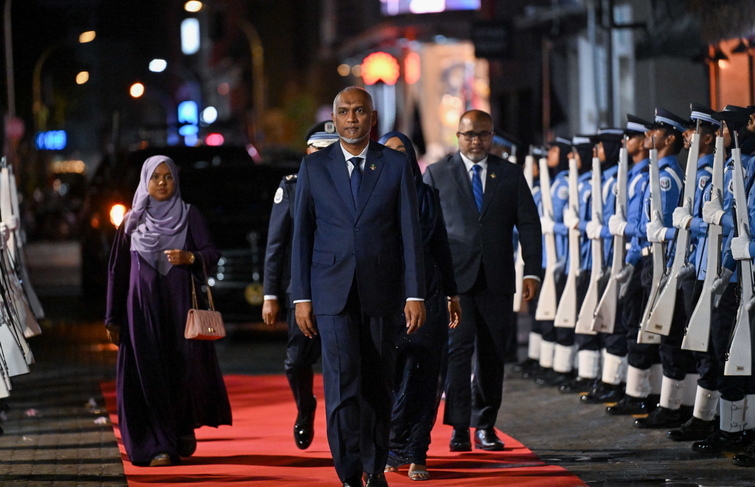 ފުލުހުންގެ ހިދުމަތަށް 93 އަހަރު ފުރުން ފާހަގަކުރަން ބޭއްވި ރަސްމިއްޔާތަށް ރައީސްގެ ދެކަނބަލުން ވަޑައިގަންނަވަނީ --- ފޮޓޯ/ރައީސް އޮފީސް