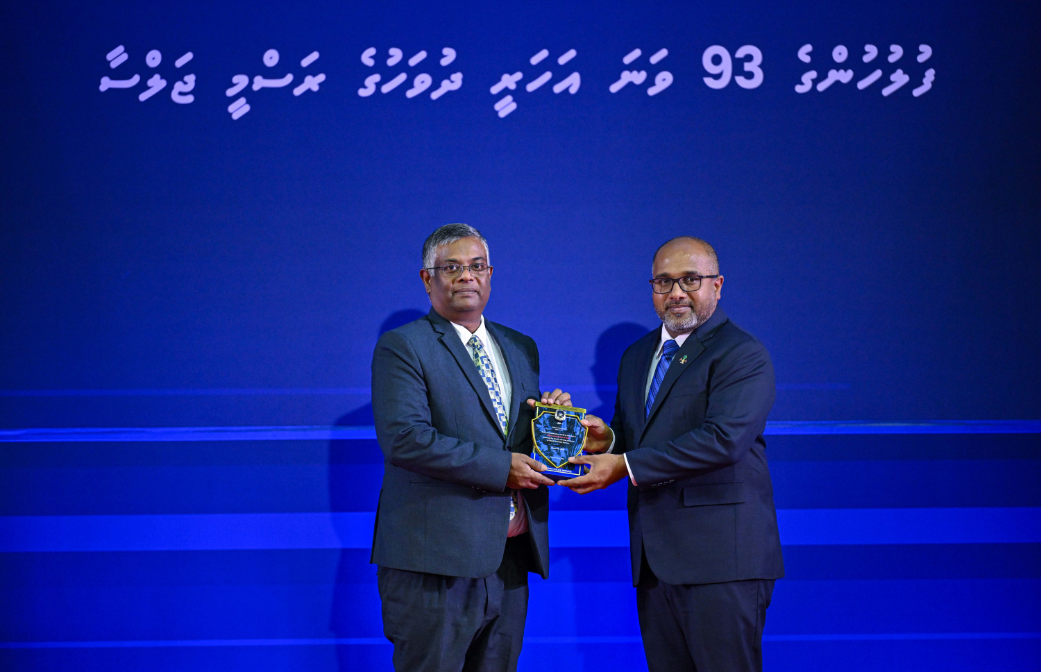 ފުލުހުންނަށް އެހީތެރިކަން ދީފައިވާތީ އިންޑިއާ އެމްބަސީއަށް ހަނދާނީ ފިލައެއް ދެނީ --- ފޮޓޯ/ރައީސް އޮފީސް