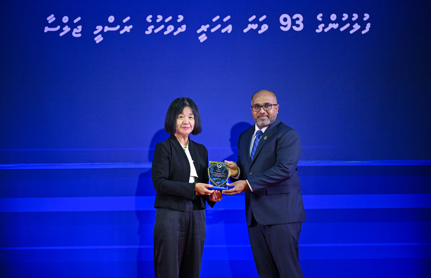 ފުލުހުންނަށް އެހީތެރިކަން ދީފައިވާތީ ޖަޕާން އެމްބަސީއަށް ހަނދާނީ ފިލައެއް ދެނީ --- ފޮޓޯ/ރައީސް އޮފީސް