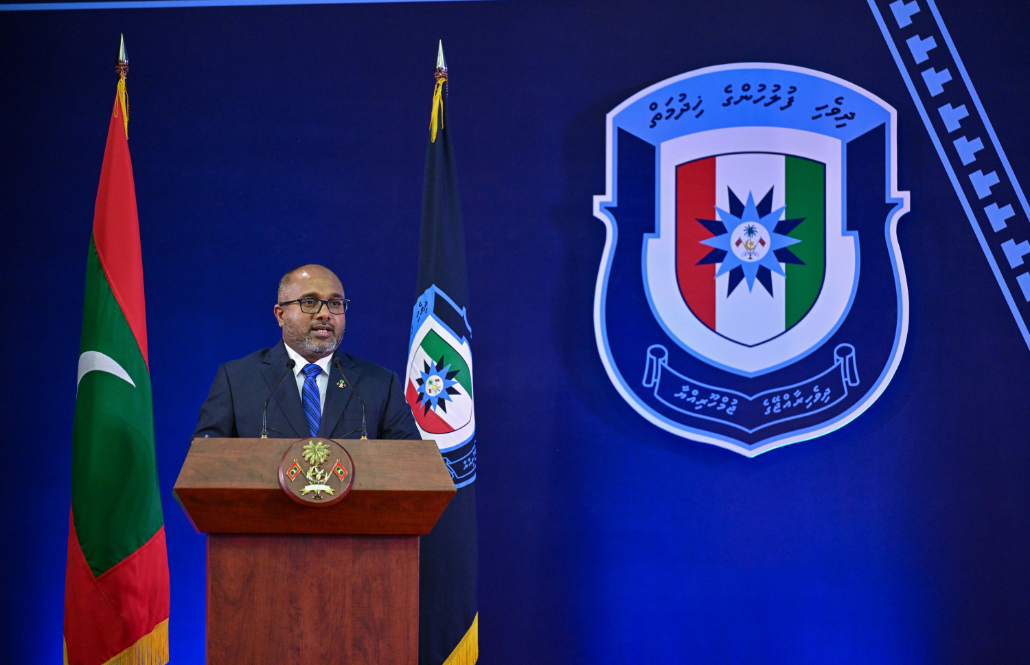 ފުލުހުންގެ 93 ވަނަ އަހަރީ ދުވަހުގެ ޖަލްސާގައި ހޯމް މިނިސްޓަރު އަލީ އިހްސާން ވާހަކަ ދައްކަވަނީ --- ފޮޓޯ/ރައީސް އޮފީސް