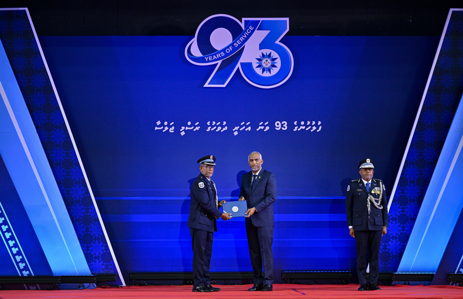 ފުލުހުންގެ 93ވަނަ އަހަރީ ދުވަސް ފާހަގަކުރަން ބޭއްވި ރަސްމިއްޔާތުގައި ރައީސުލްޖުމްހޫރިއްޔާގެ ކުލަ ހާސިލުކުރި ފުލުހަކަށް ކުލަ ލިބުނުކަމުގެ ލިޔުން ރައީސް ހަވާލުކޮށް ދެއްވަނީ --- ފޮޓޯ/ރައީސް އޮފީސް