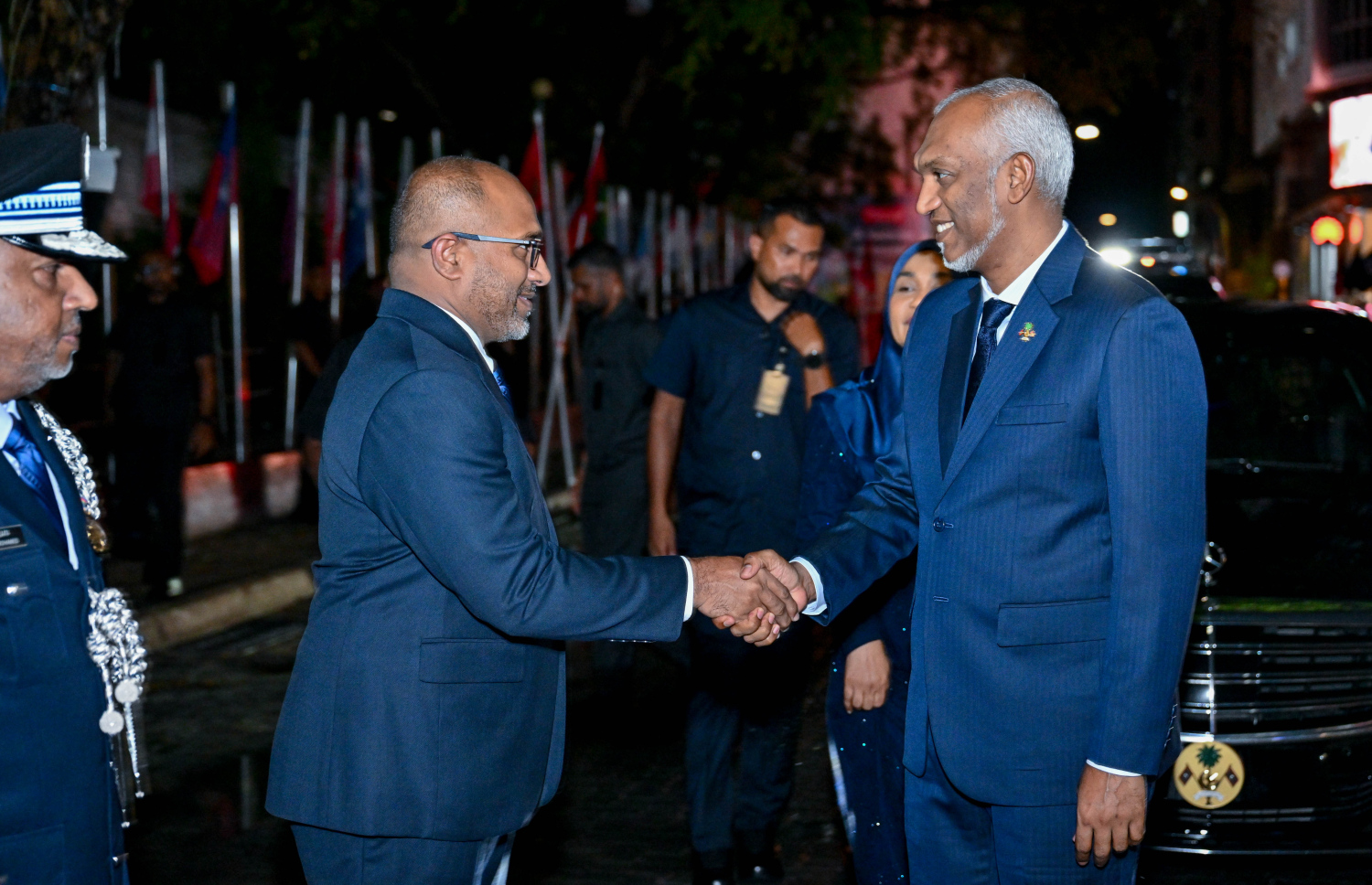 ފުލުހުންގެ ހިދުމަތަށް 93 އަހަރު ފުރުން ފާހަގަކުރަން ބޭއްވި ރަސްމިއްޔާތަށް ރައީސް މުއިއްޒުގެ ދެކަނބަލުން ވަޑައިގަތުމުން ހޯމް މިނިސްޓަރު އިހްސާން މަރުހަބާ ދަންނަވަނީ --- ފޮޓޯ/ރައީސް އޮފީސް