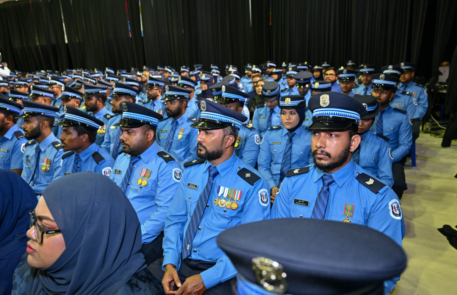 ފުލުހުންގެ 93 ވަނަ އަހަރީ ދުވަސް ފާހަގަކުރަން ސޯޝަލް ސެންޓަރުގައި ބޭއްވި ރަސްމިއްޔާތުގައި ފުލުހުން ބައިވެރިވަނީ --- ފޮޓޯ/ރައީސް އޮފީސް