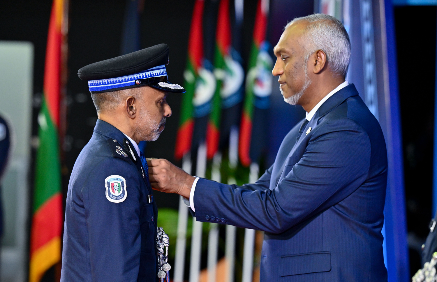 ފުލުހުންގެ 93 ވަނަ އަހަރީ ދުވަސް ފާހަގަކުރަން ބޭއްވި ރަސްމިއްޔާތުގައި ރައީސުލްޖުމްހޫރިއްޔާގެ ކުލަ ލިބުނު ފުލުހަކަށް ރައީސް ކުލަ ހަވާލުކޮށްދެއްވަނީ --- ފޮޓޯ/ރައީސް އޮފީސް