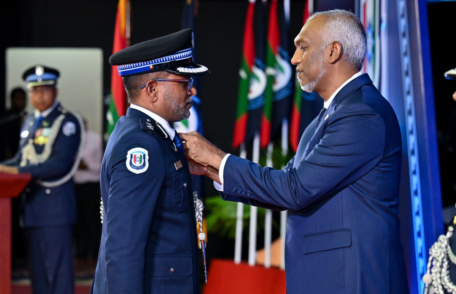 ފުލުހުންގެ 93 ވަނަ އަހަރީ ދުވަސް ފާހަގަކުރަން ބޭއްވި ރަސްމިއްޔާތުގައި ރައީސުލްޖުމްހޫރިއްޔާގެ ކުލަ ލިބުނު ފުލުހަކަށް ރައީސް ކުލަ ހަވާލުކޮށްދެއްވަނީ --- ފޮޓޯ/ރައީސް އޮފީސް