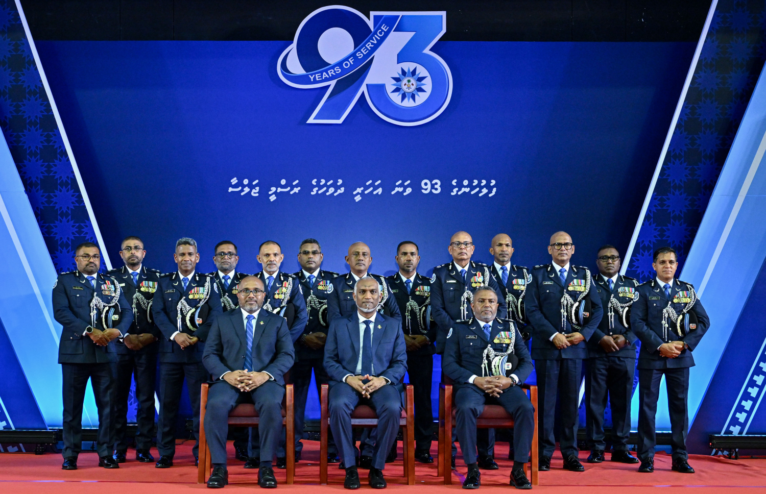 ފުލުހުންގެ ހިދުމަތަށް 93 އަހަރު ފުރުން ފާހަގަކުރަން ބޭއްވި ރަސްމިއްޔާތަށްފަހު ފުލުހުންގެ އިސްވެރިން ރައީސްއާއެކު ގްރޫޕް ފޮޓޯއަކަށް ހުއްޓިލައިގެން --- ފޮޓޯ/ރައީސް އޮފީސް