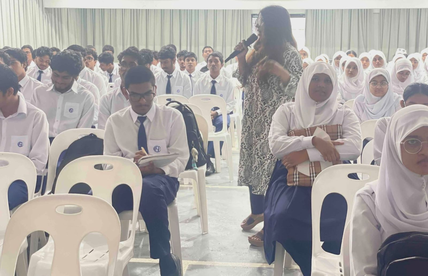 މާލެ ސީއެޗްއެސްއީގައި މި އަހަރު އަލަށް ގްރޭޑް 11ގައި ކިޔަވަންފެށި ދަރިވަރުން އޮރިއެންޓޭޝަންގައި-- ފޮޓޯ: ސްކޫލް
