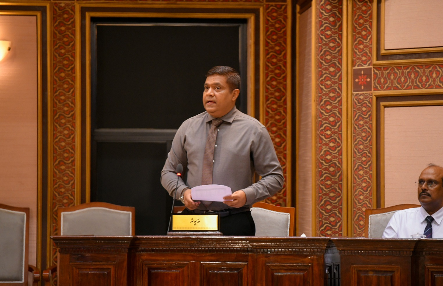 ރައްޔިތުންގެ މަޖިލީހުގެ މިއަދުގެ ޖަލްސާގައި މެންބަރުން ކުރެއްވި ސުވާލުތަކަށް ޓޫރިޒަމް މިނިސްޓަރު މުހައްމަދު އަމީން ޖަވާބުދެއްވަނީ. ފޮޓޯ: މަޖިލީހުގެ އިދާރާ